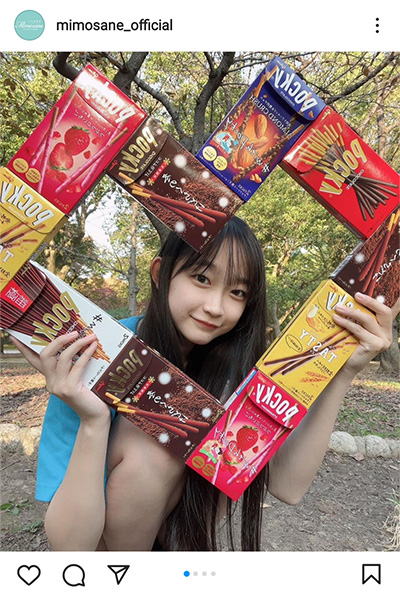 少女歌劇団ミモザーヌ・ちばひなの、お茶目なポッキーもぐもぐショット公開！