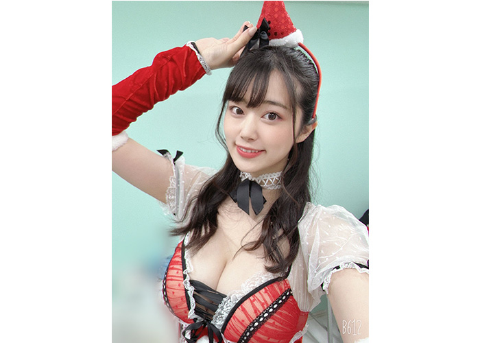 杉本愛莉鈴、色白美谷間見せつけのサンタコスに歓喜の声！