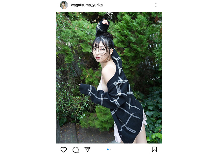 我妻ゆりか、お団子×メガネアレンジで透明肩チラ見せ