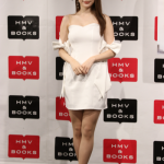 【写真特集】雪平莉左が肩出しのセクシーな白ワンピで登場！水着衣装あり2023年カレンダーの魅力語る！「今年は躍進の年」