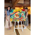 ドラマ『私のシてくれないフェロモン彼氏』島崎遥香･森カンナ、劇中に登場したアート作品と笑顔の記念ショットを公開