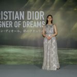 新木優子、光沢感がまぶしいロングドレスを披露＜クリスチャン・ディオール、夢のクチュリエ＞