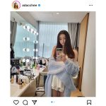 足立梨花、脱ぎかけカーディガンから美肩チラリ