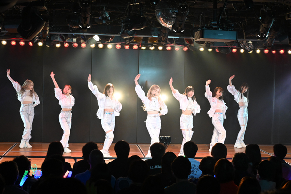 AKB48が劇場17周年特別記念公演を開催！メンバー75名でお祝い