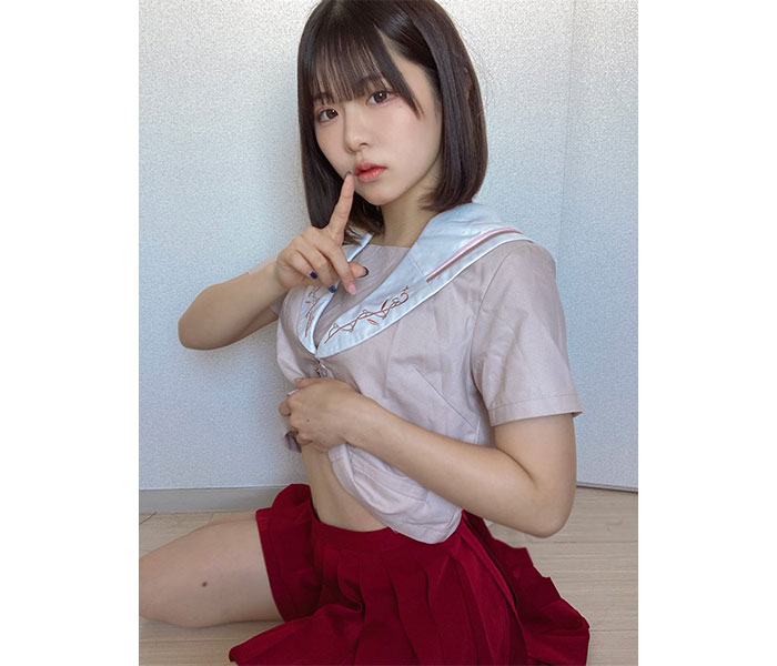 綾藤あや（WT☆Egret）、絶妙なホクロ位置の制服「秘め事」ショットでファン悩殺！