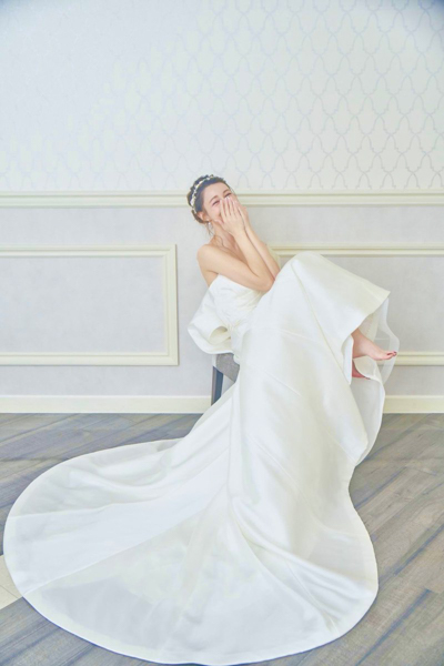 ダレノガレ明美、純白ウェディングドレスで美デコルテ披露