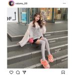 藤川らるむ、ミニワンピ透けるニットコーデで絶対領域見せつけ！