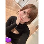 dela・藤本南「甘えていいよ」、胸元チラリのあざかわニットで釘付けに！