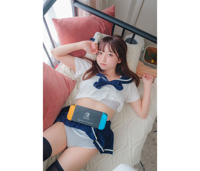 コスプレイヤー・ひまわりありす「お、押し倒すのはなしだよ」、パンチラ×絶対領域の妄想シチュエーションが最高すぎる