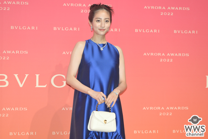 【写真特集】堀田茜、ノースリーブの青ドレスから美脚チラ見せ＜BVLGARI AVRORA AWARDS 2022＞