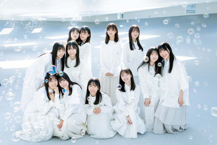 日向坂46・4期生が全員集合！純白＆パステルカラーの衣装で表紙・巻頭を飾る！＜B.L.T.＞