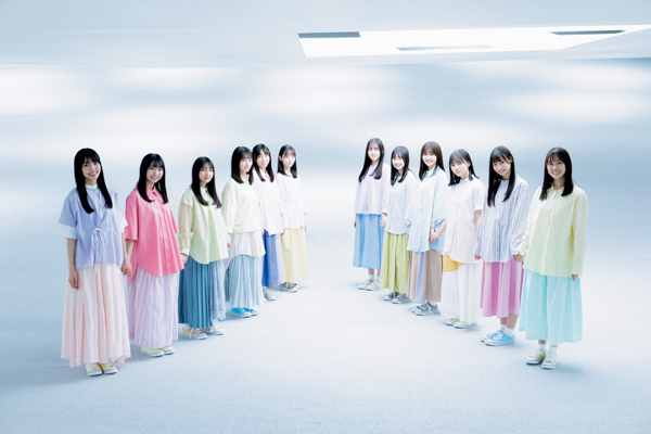 日向坂46・4期生が全員集合！純白＆パステルカラーの衣装で表紙・巻頭を飾る！＜B.L.T.＞