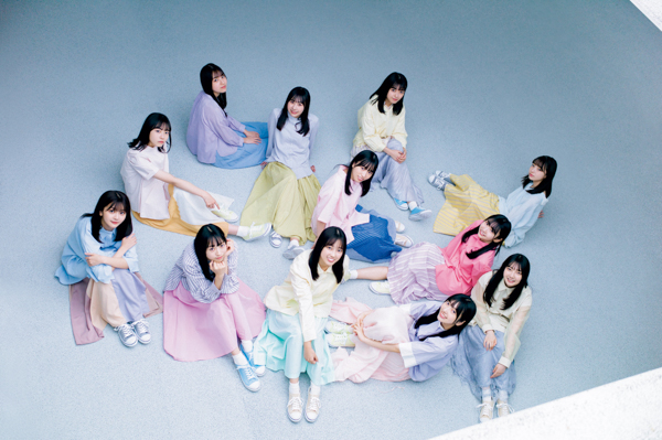 日向坂46・4期生が全員集合！純白＆パステルカラーの衣装で表紙・巻頭を飾る！＜B.L.T.＞