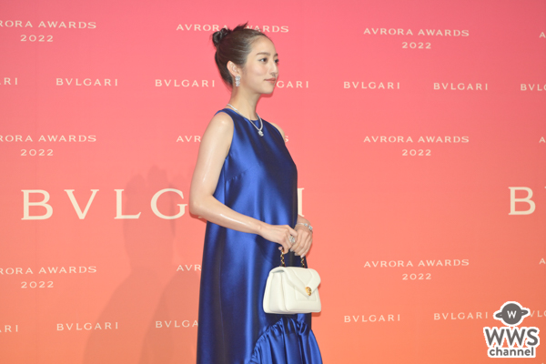 【写真特集】堀田茜、ノースリーブの青ドレスから美脚チラ見せ＜BVLGARI AVRORA AWARDS 2022＞