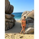 小島瑠璃子、ビーチに映えるオレンジビキニを披露