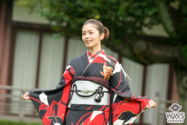 小芝風花、オトナな黒い晴れ着姿を披露！井本彩花に奢る太っ腹な約束も＜オスカー晴れ着撮影会＞