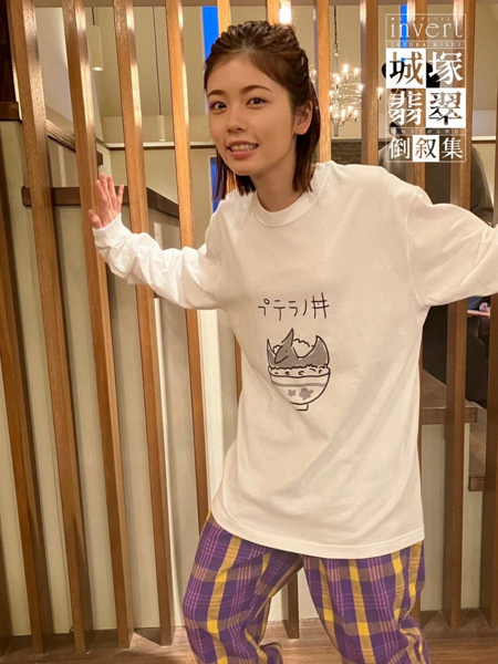 【invert 城塚翡翠 倒叙集】小芝風花、『プテラノ丼』Tシャツ姿でプテラノドンのポーズ披露