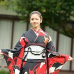 小芝風花、オトナな黒い晴れ着姿を披露！井本彩花に奢る太っ腹な約束も＜オスカー晴れ着撮影会＞