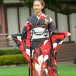 小芝風花、オトナな黒い晴れ着姿を披露！井本彩花に奢る太っ腹な約束も＜オスカー晴れ着撮影会＞