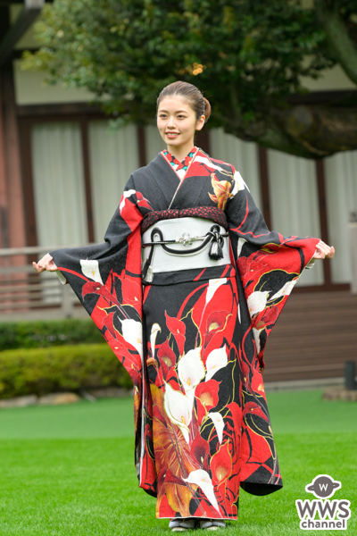 小芝風花、オトナな黒い晴れ着姿を披露！井本彩花に奢る太っ腹な約束も＜オスカー晴れ着撮影会＞