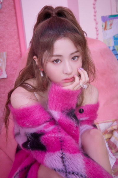 LE SSERAFIM（ル セラフィム）、好きなものに好きなだけ没頭する「PINK MUSK」のソロカット公開