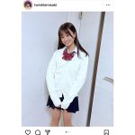 「日本一かわいい高校一年生」杉井美咲、初々しい制服姿で美脚チラリ