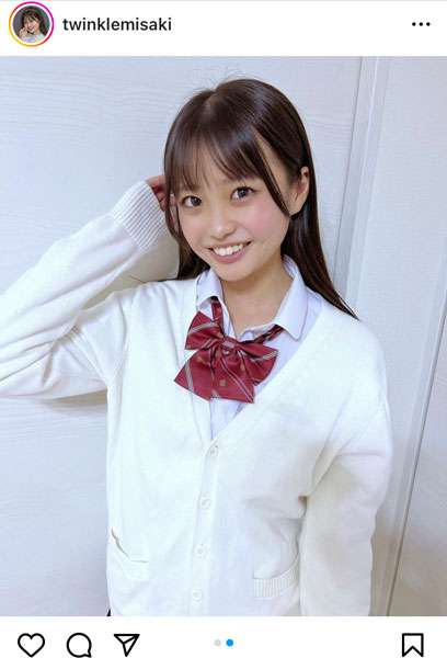 「日本一かわいい高校一年生」杉井美咲、初々しい制服姿で美脚チラリ