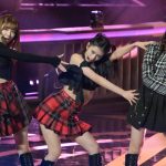 【レコ大】NiziU、美脚見せるミニスカ衣装で『CLAP CLAP』をパフォーマンス＜第64回 輝く！日本レコード大賞＞