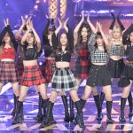 【レコ大】NiziU、美脚見せるミニスカ衣装で『CLAP CLAP』をパフォーマンス＜第64回 輝く！日本レコード大賞＞