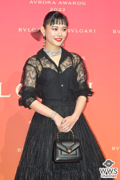 杉咲花、透け感あるレースのドレス姿で透明肌披露！＜BVLGARI AVRORA AWARDS 2022＞