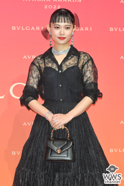 杉咲花、透け感あるレースのドレス姿で透明肌披露！＜BVLGARI AVRORA AWARDS 2022＞