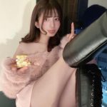 佐藤かれん「今年最後の・・・」、裏もも丸見えな脚線美で釘付け！