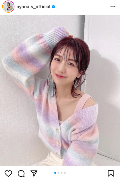 AKB48・篠崎彩奈、パステル衣装で美肩チラリ！あざと可愛い仕草に歓喜の声