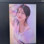 AKB48・篠崎彩奈、パステル衣装で美肩チラリ！あざと可愛い仕草に歓喜の声