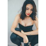高橋メアリージュン、艶めかしい美デコルテでダークな雰囲気放つ＜FLASH＞