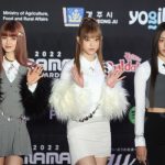 NewJeans、個性溢れる可愛らしいファッションでレッドカーペットに登場！＜2022 MAMA AWARDS＞