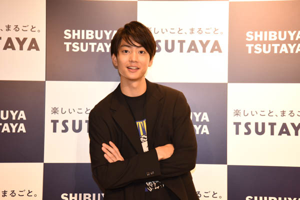 伊藤健太郎が写真集発売イベントに登場