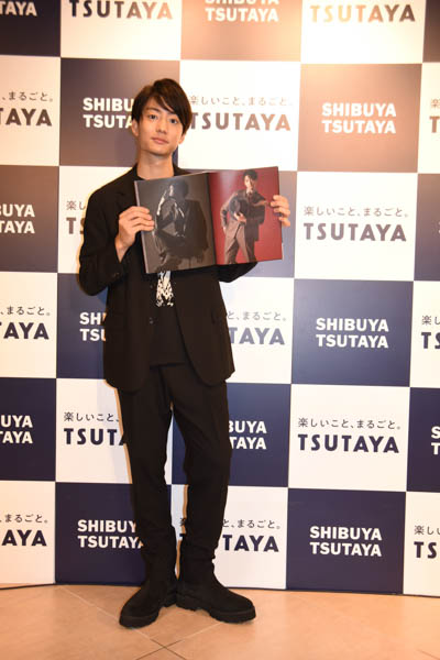 伊藤健太郎が写真集発売イベントに登場