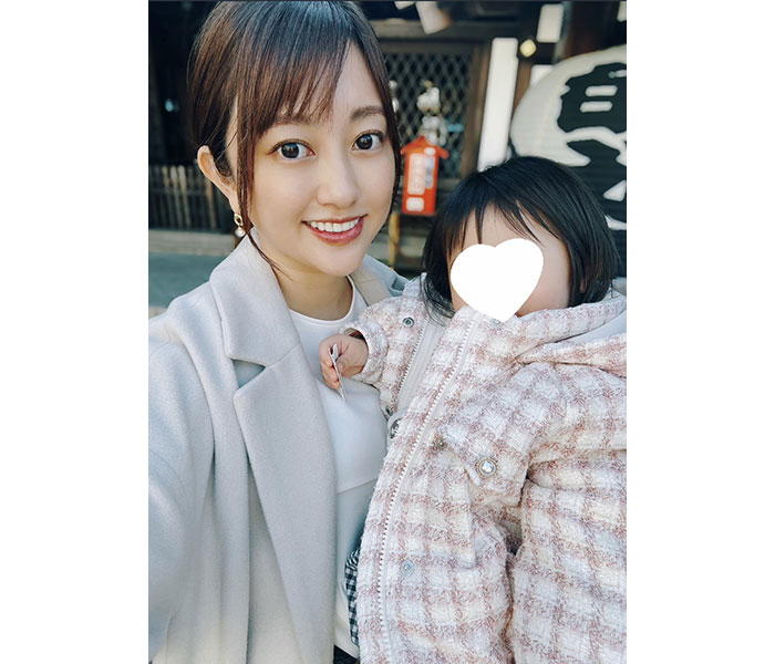菊地亜美が初詣で長女との2ショットを公開「おみくじは吉」