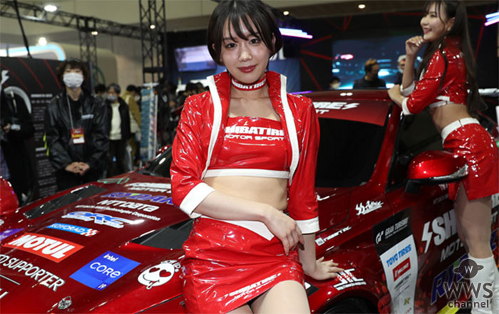 【動画】レースクイーン・新唯、赤のミニスカ衣装でSHIBATIRE MOTOR SPORTブースに登場！＜東京オートサロン2023＞