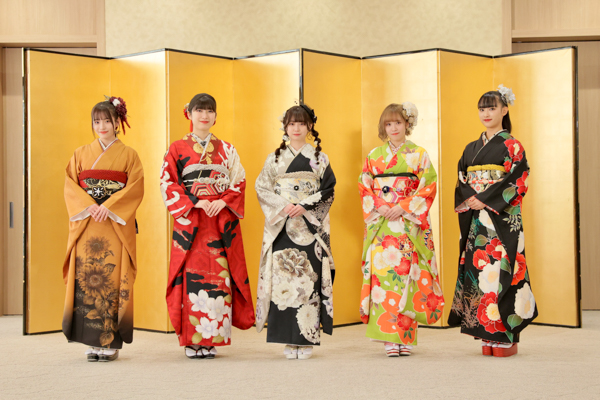 AKB48の新成人メンバーが振袖姿披露！今年は願いを込めた『ホップステップジャンプ世代』