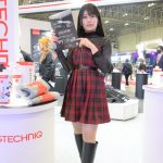 【写真特集】ちとせよしの、チェック柄の赤いミニスカコーデで太ももチラ見せ＜東京オートサロン2023＞