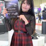 【写真特集】ちとせよしの、チェック柄の赤いミニスカコーデで太ももチラ見せ＜東京オートサロン2023＞