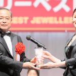 【写真特集】大地真央、豪華なドレス姿を表彰式で披露！自身にとって宝石は「気持ちを豊かにしてくれるもの」＜第34回日本ジュエリーベストドレッサー賞＞