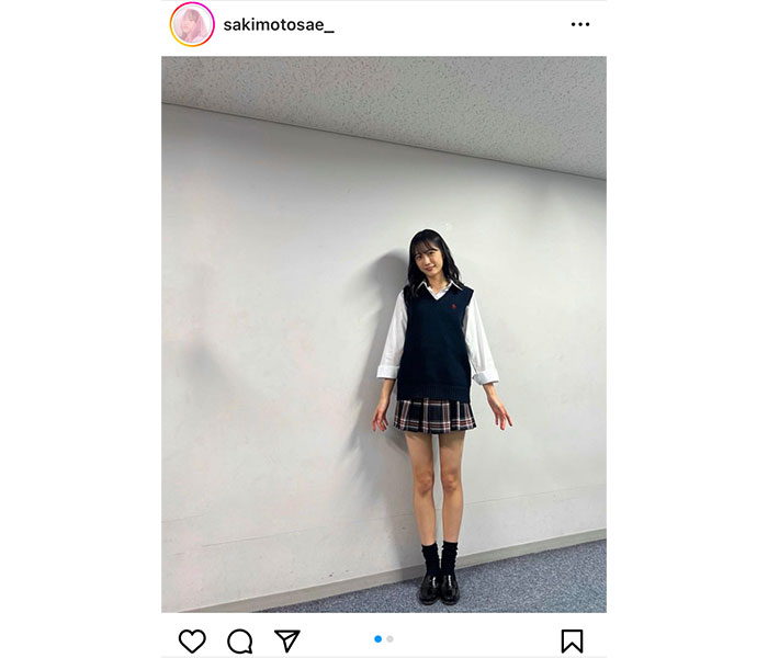 崎本紗衣、制服で見せる圧倒的な脚線美で魅了！