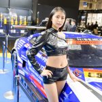 【写真特集】渕上ひかる、超ミニパンツスタイルで魅せる脚線美！＜東京オートサロン2023＞