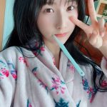 #2i2・森嶋あんり、胸元が刺激的なセクシー自撮りで誘惑