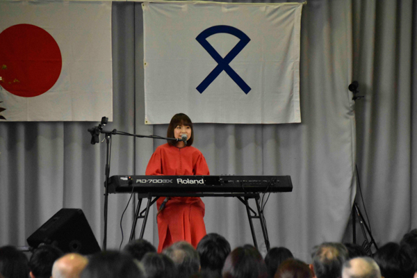 川嶋あい、卒業式に「旅立ちの日に…」を歌いに行くサプライズライブ企画が今年もスタート