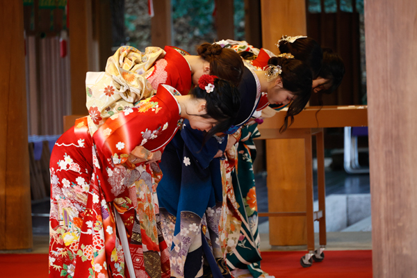 【乃木坂ピョンピョン世代】中西アルノ、伊藤理々杏ら20歳メンバーが乃木神社で晴れ着姿披露