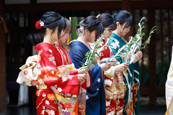 【乃木坂ピョンピョン世代】中西アルノ、伊藤理々杏ら20歳メンバーが乃木神社で晴れ着姿披露